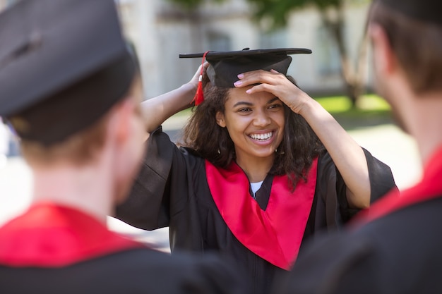 Glücklicher Tag. Hochschulabsolventen fühlen sich glücklich und lächeln gut