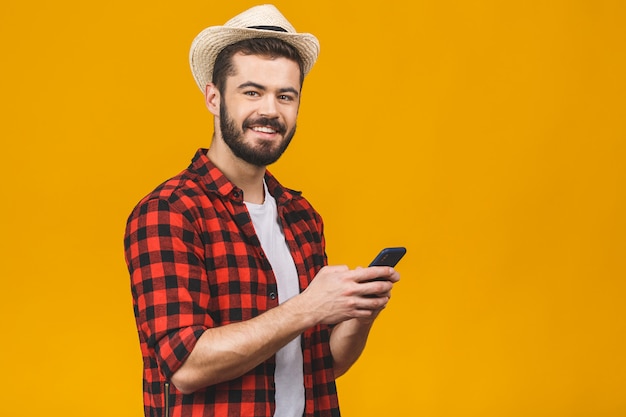 Glücklicher tausendjähriger Mann, der Smartphone prüft oder liest, lächelnden jungen männlichen Kundenkunden unter Verwendung der Handy-Tippnachricht oder Kommunikation.