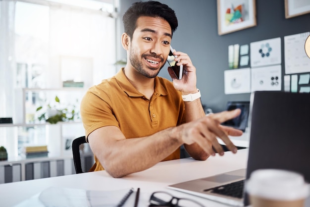 Glücklicher Telefonanruf und Kommunikation mit einem Geschäftsmann, der plaudert, während er an seinem Schreibtisch im Büro arbeitet. Mobiler Kontakt und Planung mit einem jungen männlichen Angestellten, der plaudert oder Networking für eine Strategie betreibt