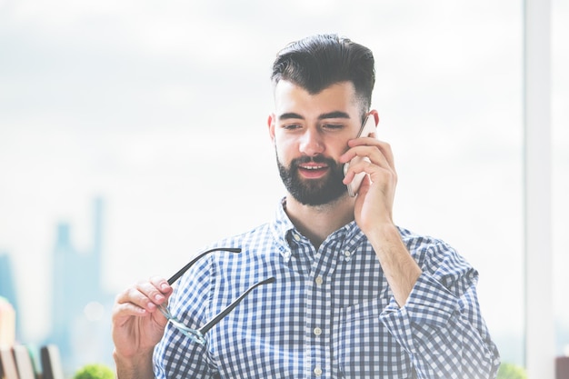 Glücklicher Typ am Telefon