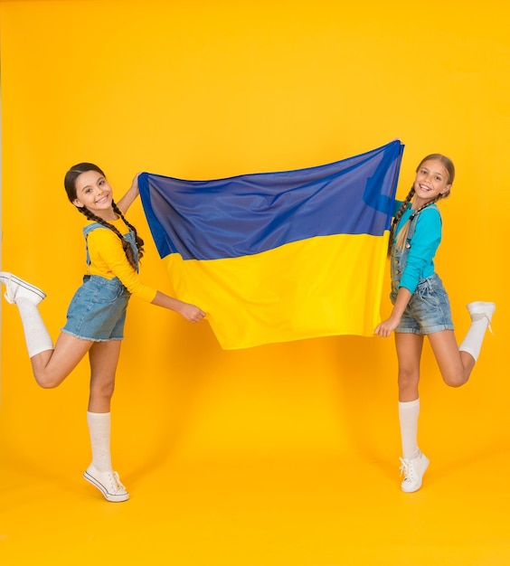 Glücklicher Unabhängigkeitstag Kinder halten ukrainische Flagge Ukrainische Kinder feiern Nationalfeiertag Patriotismus Respekt und Liebe zum Mutterland Mädchen mit blauer und gelber Flagge Patriotische Bildung