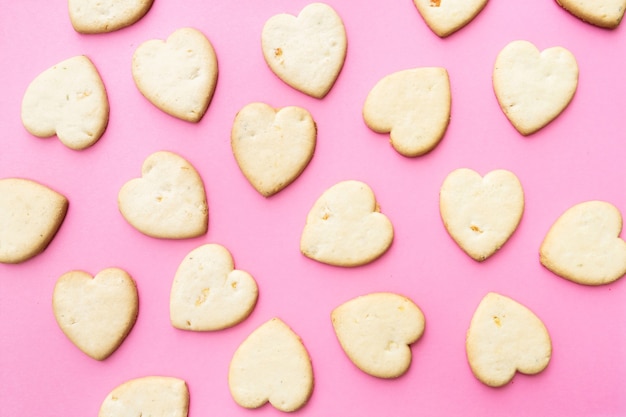 Glücklicher Valentinstag 2021. Bäckerei. Herzförmige Kekse auf rosa Hintergrund