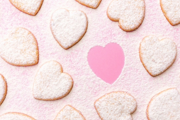 Glücklicher Valentinstag 2021. Bäckerei. Herzförmige Kekse