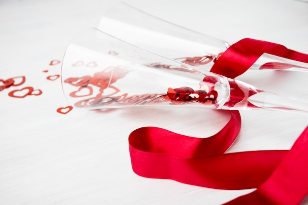 Glücklicher Valentinstag am 14. Februar Gläser mit roten Herzen auf weißem Hintergrund