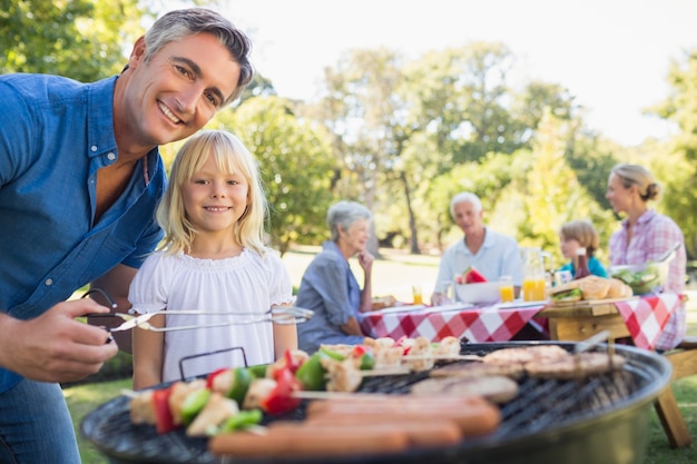 Glücklicher Vater, der Grill mit ihrer Tochter tut