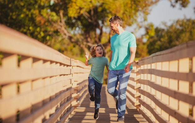 Glücklicher Vater mit Sohn zu Fuß Wochenendaktivität Happy Family Lifestyle-Konzept