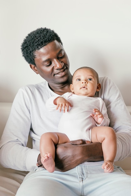 Glücklicher Vater und Baby haben Spaß.