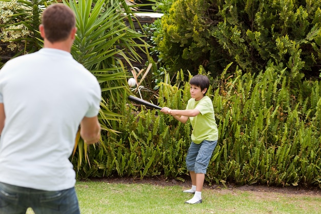 Glücklicher Vater und sein Sohn, die Baseball spielen