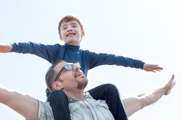 Glücklicher Vater und Sohn zusammen zu spielen