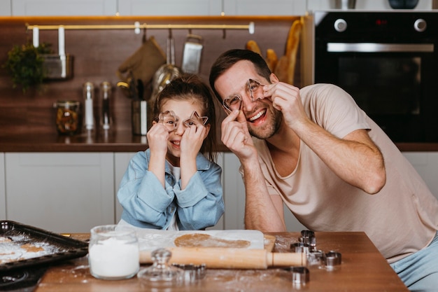 Foto glücklicher vater und tochter, die zusammen zu hause kochen