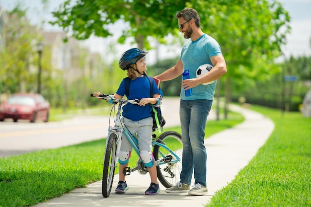 Glücklicher Vatertag, glückliche Familie, Männer, Generationen, Konzept der freundlichen Familie und Sommer-Lifestyle-Vater