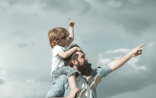 Glücklicher Vatertag, Papa und Sohn spielen auf Himmelshintergrund