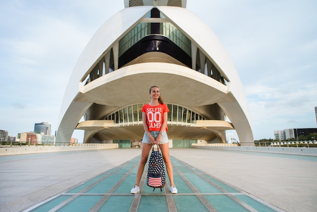 Glücklicher weiblicher Tourist in der Stadt von Künsten und von Wissenschaften in Valencia