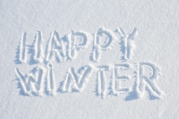 glücklicher Winter auf Schnee geschrieben