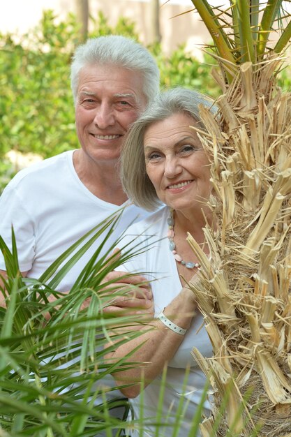 Glückliches älteres Ehepaar im tropischen Garten im Freien