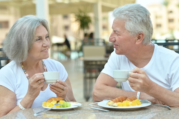 Glückliches älteres Paar beim Frühstück im Café?