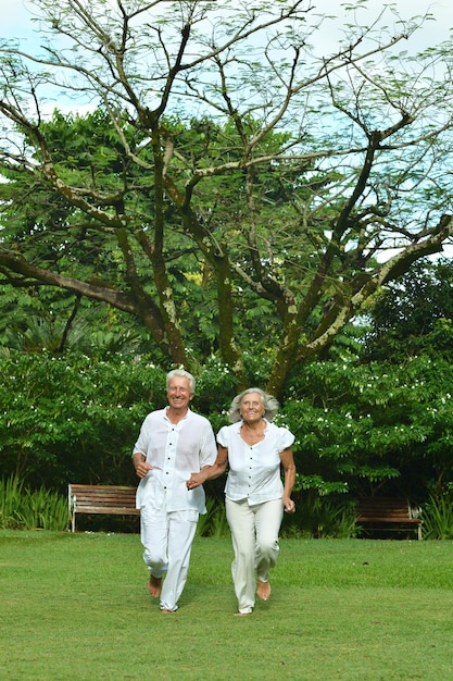 Glückliches älteres Paar beim Laufen