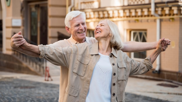 Glückliches älteres Paar, das ihre Zeit während in der Stadt genießt