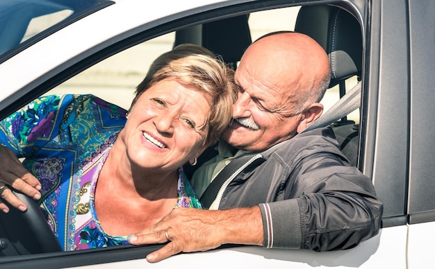 Glückliches älteres Paar, das Spaß beim Autofahren auf der Straße hat