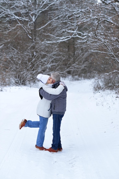 Glückliches älteres Paar hat Spaß im Winter im Freien