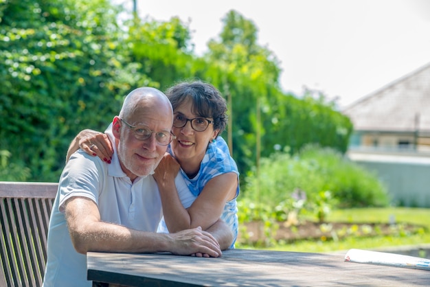 Glückliches älteres Paar im Garten