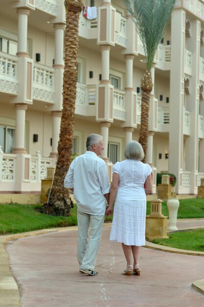 Glückliches älteres Paar im Hotelresort posiert