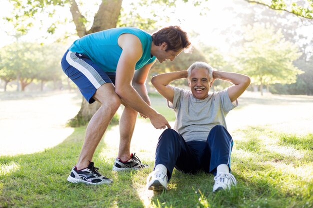 Glückliches älteres Training mit einem Trainer