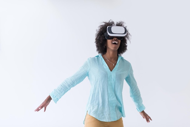 Glückliches afrikanisch-amerikanisches Mädchen, das Erfahrung mit VR-Headset-Brillen der virtuellen Realität sammelt, isoliert auf weißem Hintergrund