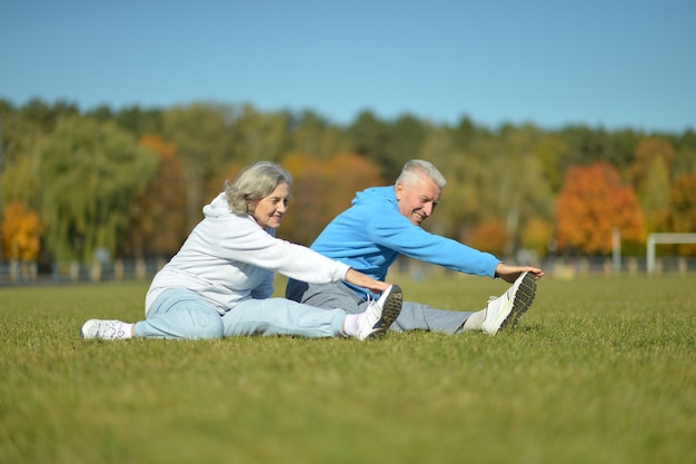 Glückliches aktives fittes älteres Paar, das draußen trainiert