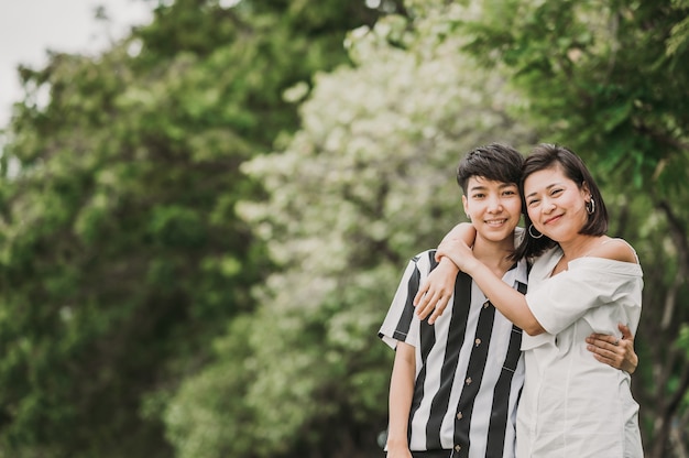 Glückliches asiatisches lesbisches Paar verliebt