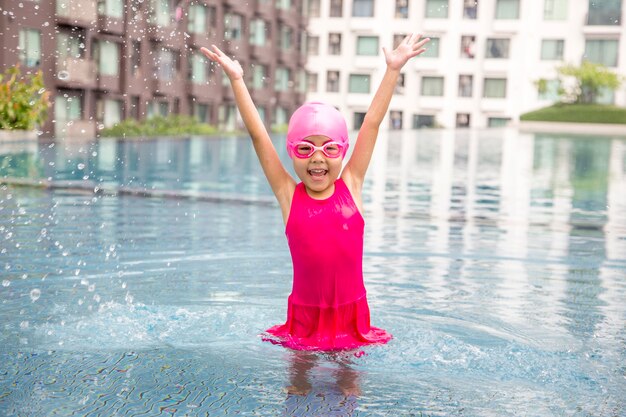 glückliches asiatisches Mädchen liebt Swimmingpool.