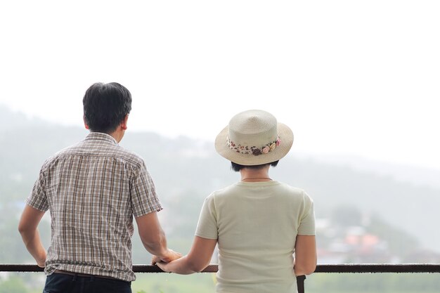 Glückliches asiatisches Paar mittleren Alters im Urlaub.