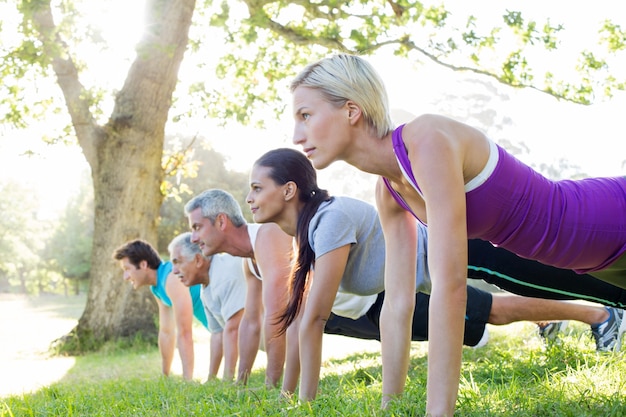 Glückliches athletisches Gruppentraining