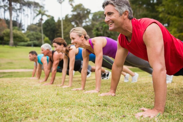 Glückliches athletisches Gruppentraining