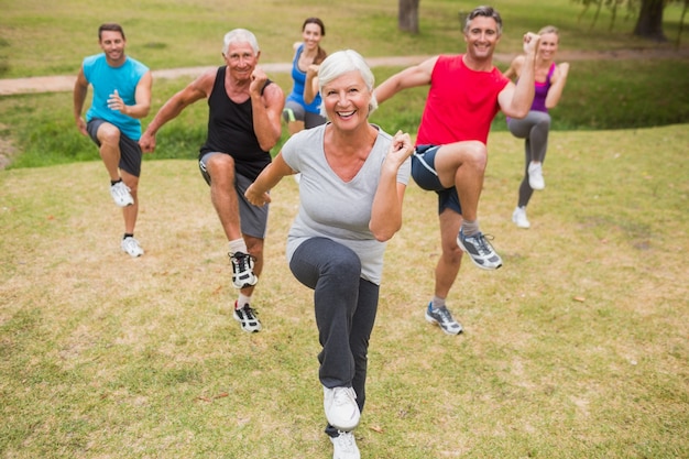 Glückliches athletisches Gruppentraining