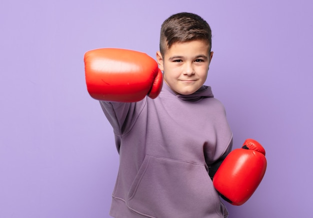 Glückliches Ausdrucksboxkonzept des kleinen Jungen