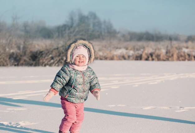 Glückliches Baby auf Schnee