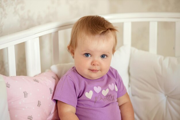 Foto glückliches baby, das am tisch in der küche sitzt und mit appetit isst