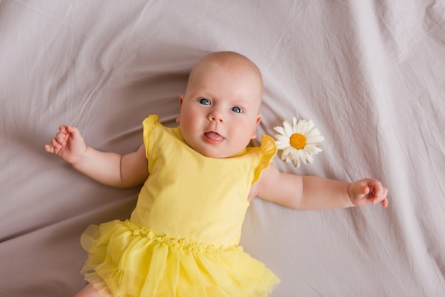 Glückliches Baby, das auf Bett liegt