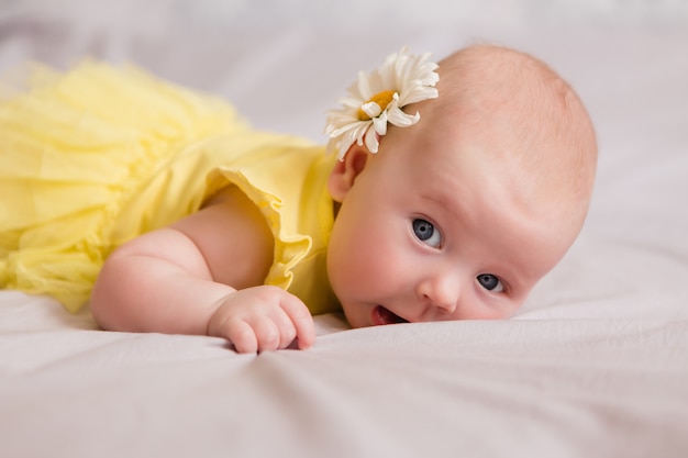 Glückliches Baby, das auf Bett liegt