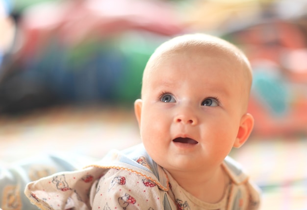 Glückliches Baby, das nach oben schaut