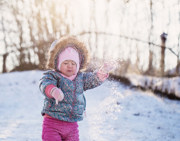 Glückliches Baby mit Schnee