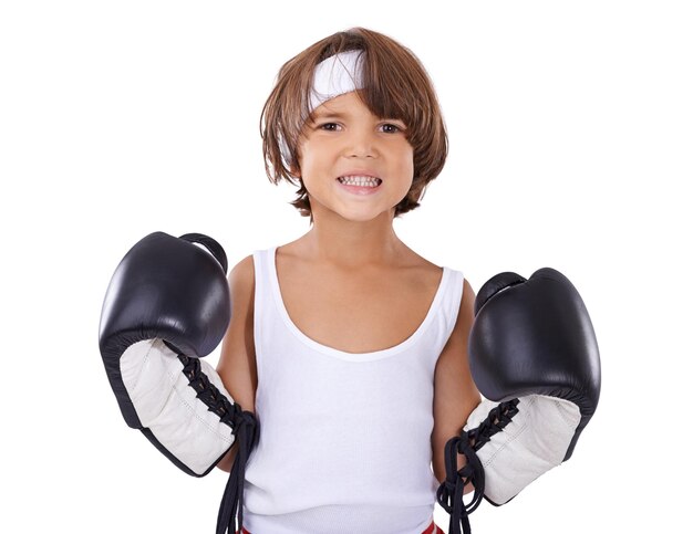 Foto glückliches boxen und porträt eines kindes im kampf mit mut und lernen von kampfkünsten auf weißem hintergrund boxerhandschuhe oder kind mit selbstverteidigungstraining oder übung mit faust in der ausrüstung