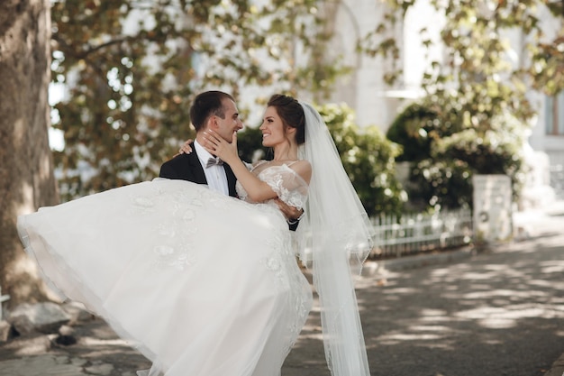 glückliches braut- und bräutigam-hochzeitspaar