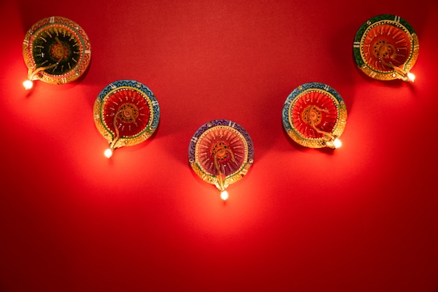 Glückliches Diwali - Clay Diya-Lampen beleuchteten, hinduistisches Festival der Lichtfeier