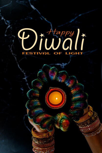 Glückliches Diwali - Frauenhände mit Henna, die brennende Kerze lokalisiert auf dunklem Hintergrund halten. Ton-Diya-Lampen leuchteten während Dipavali, hinduistisches Lichterfest. Kopieren Sie Platz für Text.