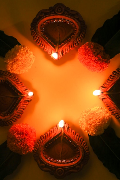 Glückliches diwali oder glückliches deepavali Grußkarte gemacht mit einem Foto von diya oder Öllampe