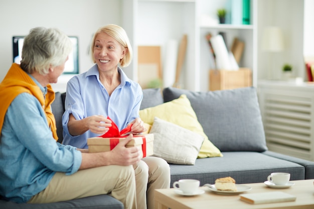 Glückliches Eröffnungsgeschenk der älteren Frau