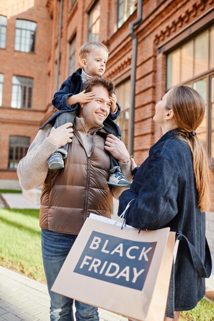 Glückliches Familien-Shopping