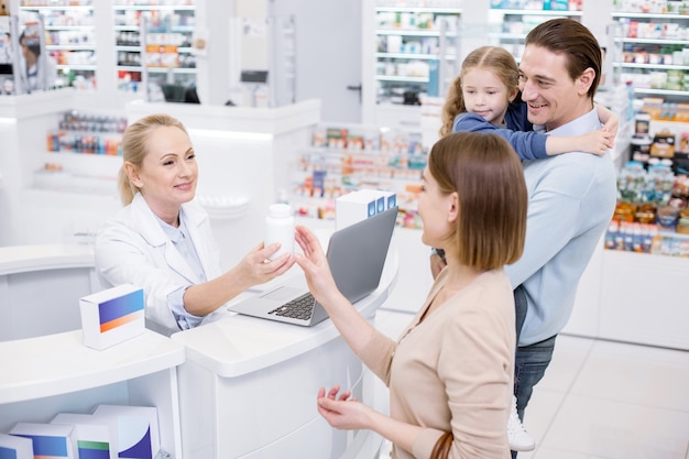 Glückliches Familieneinkaufen in einer Drogerie